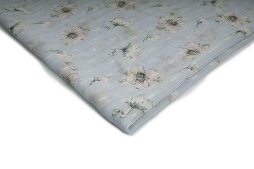 tkanina szyfon drukowany błękit w różówe kwiaty