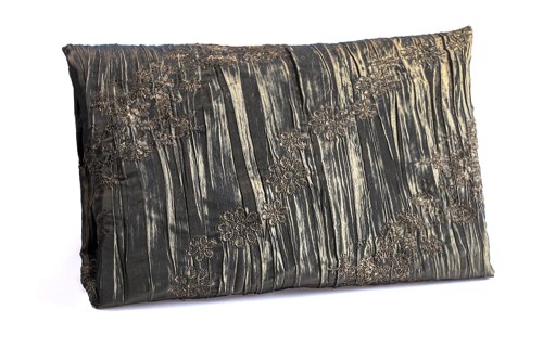 tkanina w haftowany ukośny wzór w kolorze oliwka