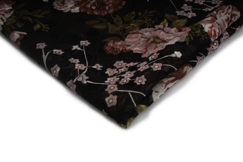 tkanina szyfon drukowany czarny w różowe kwiaty i male różowe stokrotki