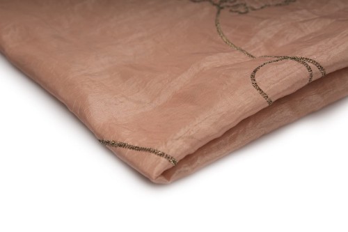 tkanina w haftowane kwiaty w kolorze pudrowy róż