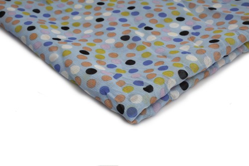 tkanina szyfon drukowany błękitny z kolorowymi kropeczkami